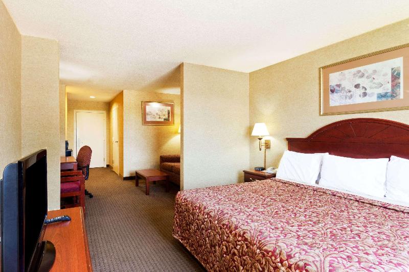 Days Inn & Suites By Wyndham Wynne image