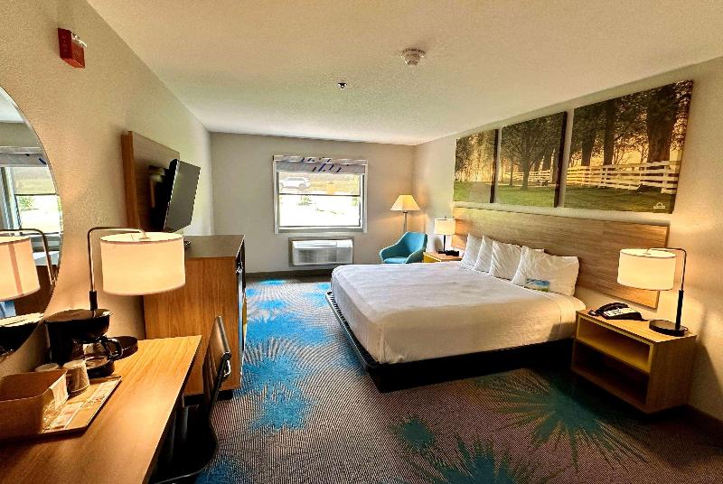 Days Inn & Suites By Wyndham Wynne image