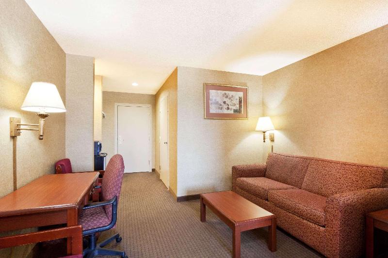 Days Inn & Suites By Wyndham Wynne image