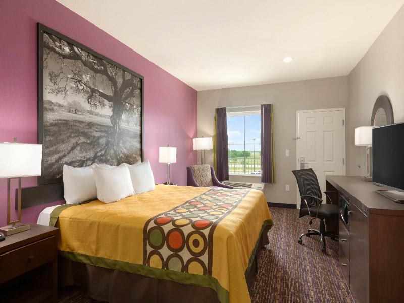 Super 8 by Wyndham Carrizo Springs image