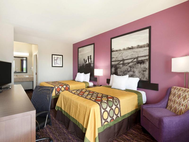 Super 8 by Wyndham Carrizo Springs image