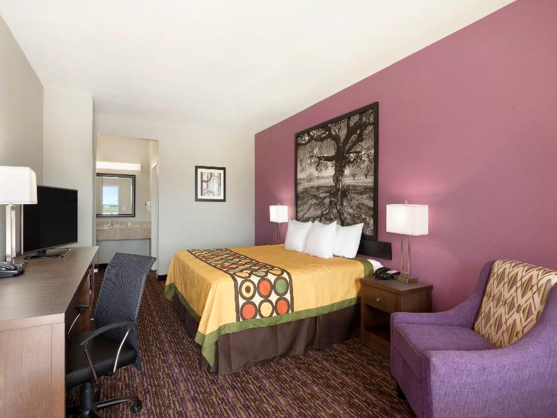 Super 8 by Wyndham Carrizo Springs image