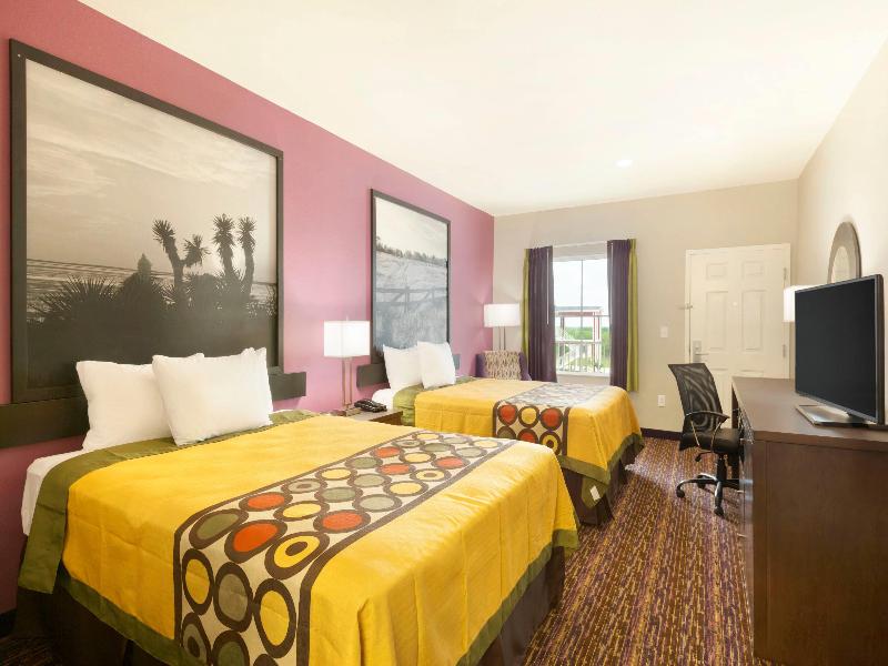 Super 8 by Wyndham Carrizo Springs image