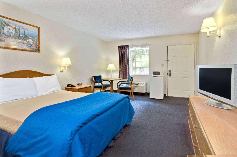Travelodge Suites by Wyndham MacClenny image