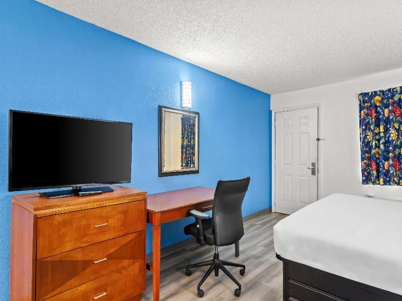 Travelodge Suites by Wyndham MacClenny image