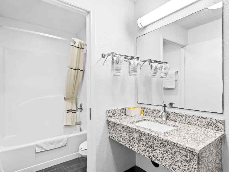 Travelodge Suites by Wyndham MacClenny image