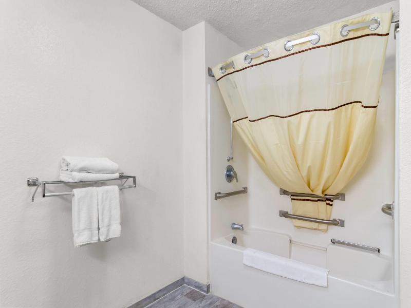 Travelodge Suites by Wyndham MacClenny image
