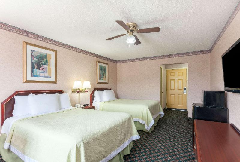 Days Inn by Wyndham Holladay image 4