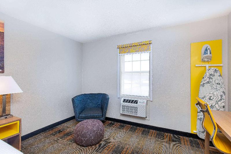 Days Inn by Wyndham Holladay image 10
