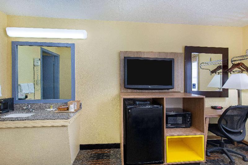 Days Inn by Wyndham Holladay image 6