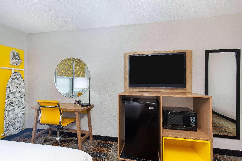 Days Inn by Wyndham Holladay image 3