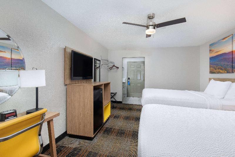 Days Inn by Wyndham Holladay image 2