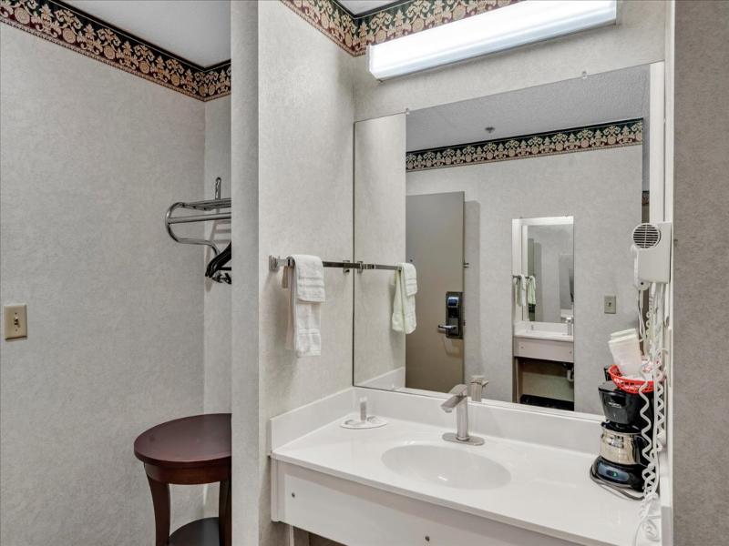 Gray Inn and Suites 4