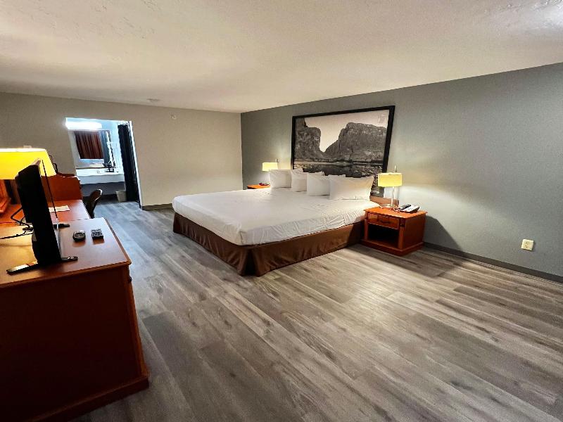 Super 8 By Wyndham Sealy image