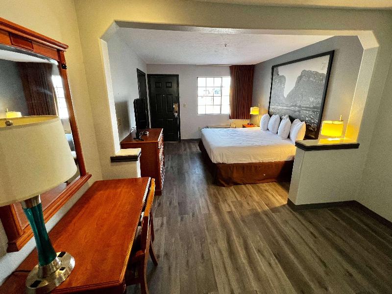 Super 8 by Wyndham Sealy image