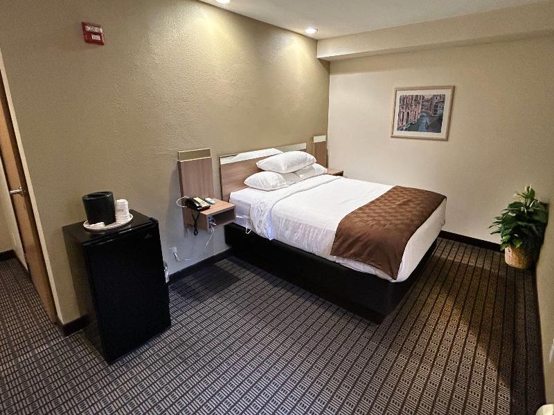 Travelodge By Wyndham Arlington/Dallas Area image