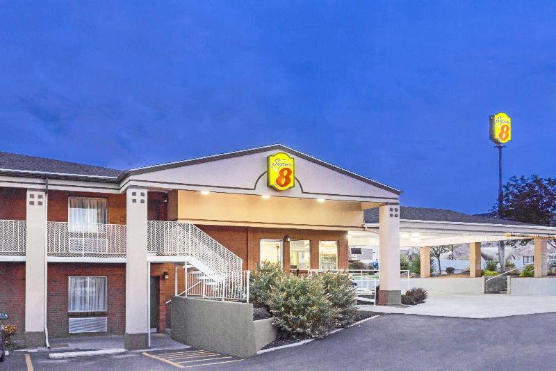 Super 8 by Wyndham Salina/Scenic Hills Area image