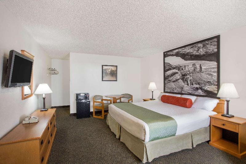Super 8 by Wyndham Salina/Scenic Hills Area image