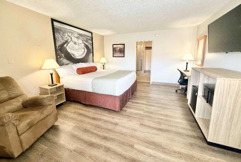 Super 8 by Wyndham Salina/Scenic Hills Area image