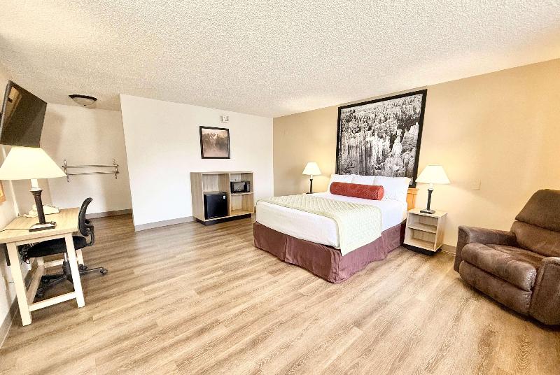 Super 8 by Wyndham Salina/Scenic Hills Area image 5