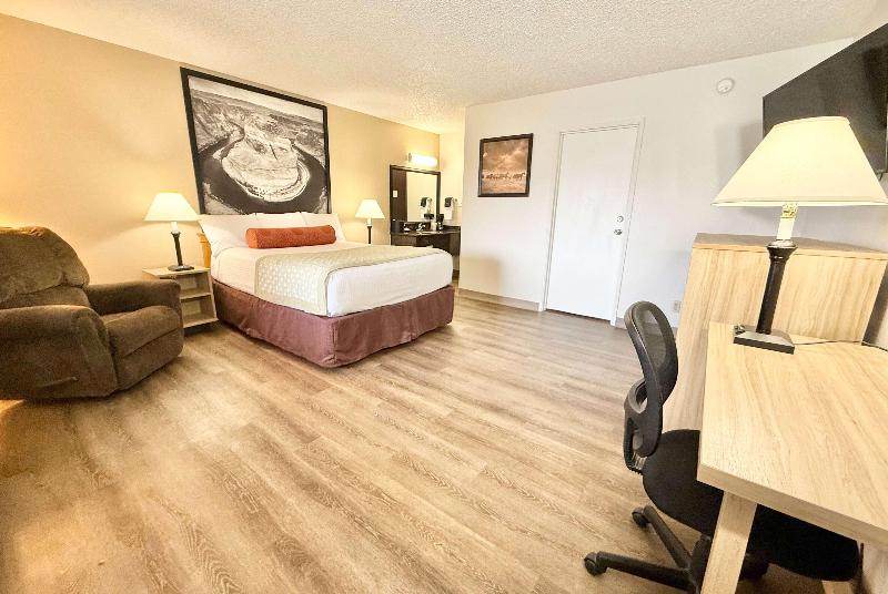 Super 8 by Wyndham Salina/Scenic Hills Area image