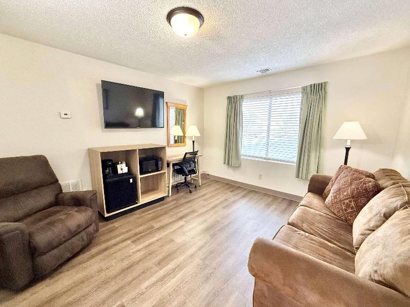 Super 8 by Wyndham Salina/Scenic Hills Area image