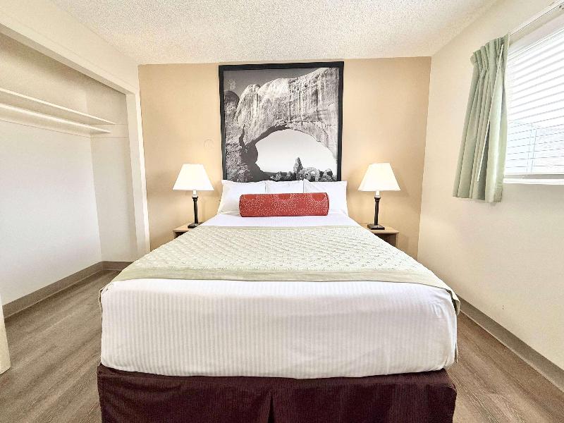 Super 8 by Wyndham Salina/Scenic Hills Area image 1