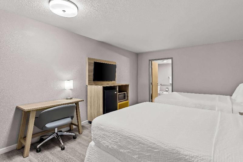Days Inn by Wyndham Buckeye - Image 9