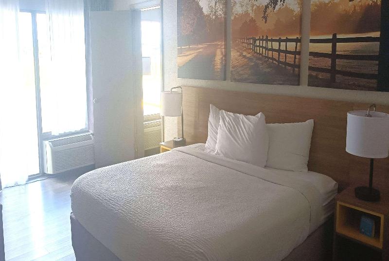 Days Inn by Wyndham Wildwood I-75 image