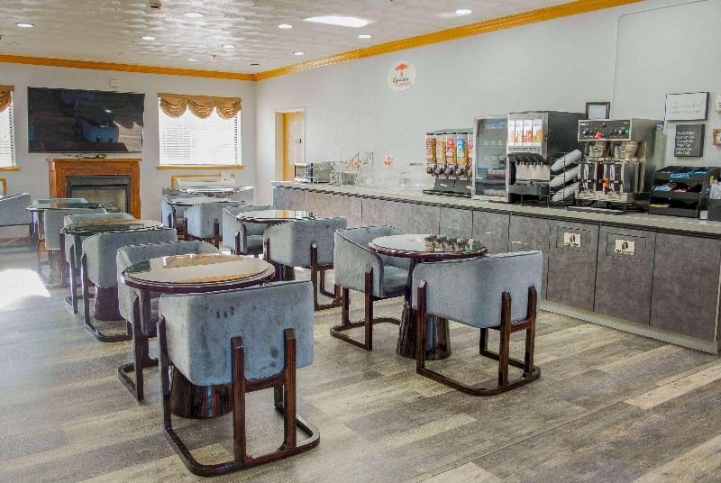 Super 8 By Wyndham Uniontown Pa image