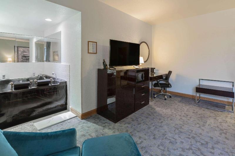 Super 8 By Wyndham Uniontown Pa image