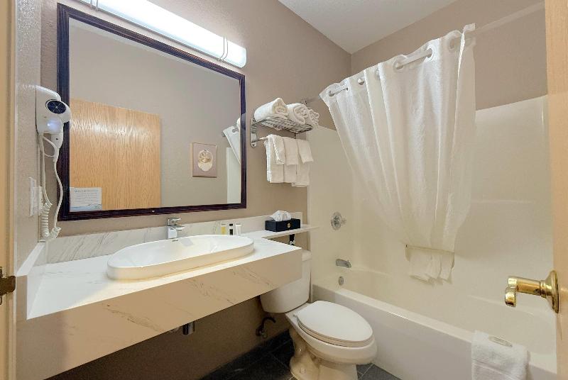 Super 8 By Wyndham Uniontown Pa image