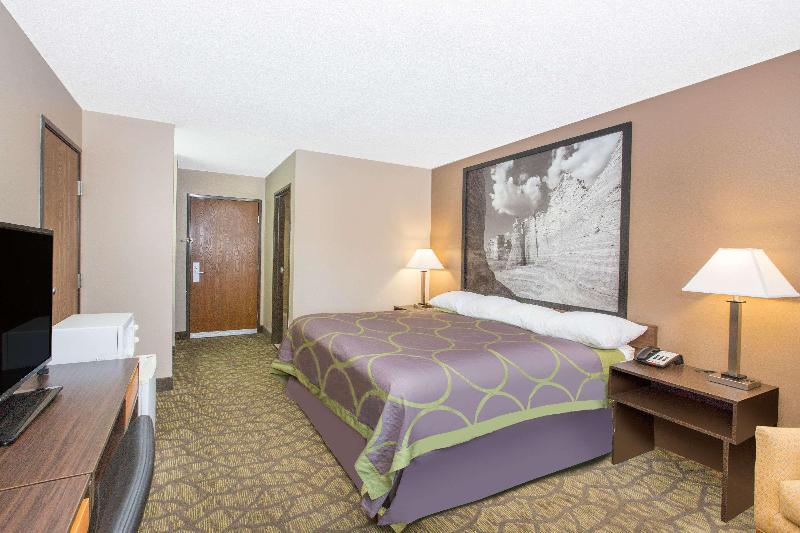Super 8 By Wyndham Belleville image 1