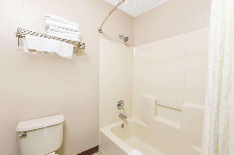 Super 8 By Wyndham Belleville image
