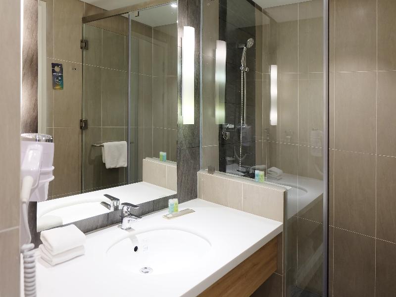 Ibis Saigon Airport image