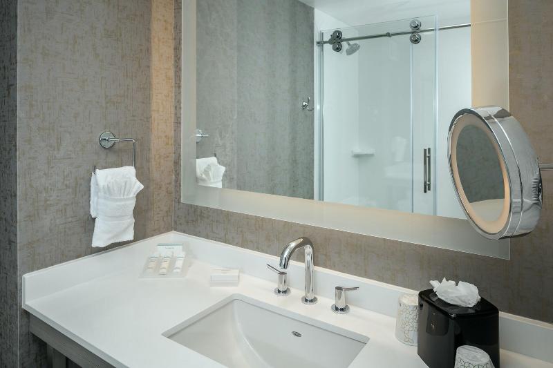 Hilton Garden Inn Seattle Bellevue Downtown image