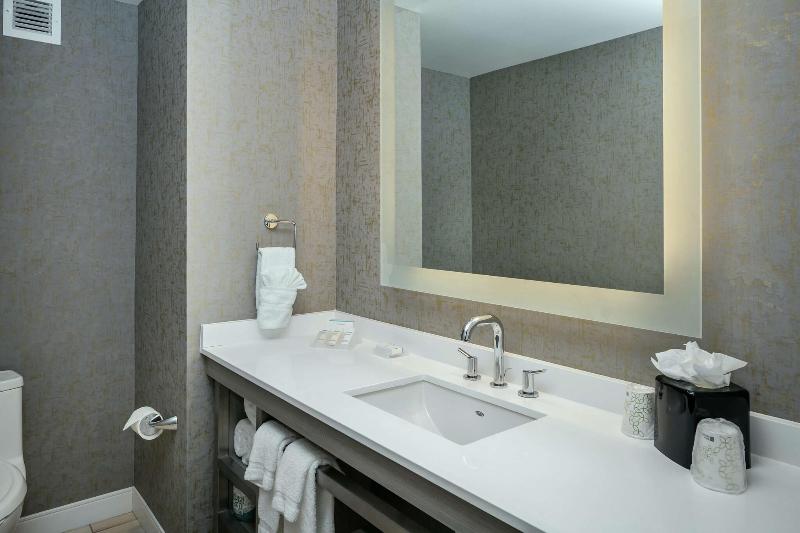 Hilton Garden Inn Seattle Bellevue Downtown image