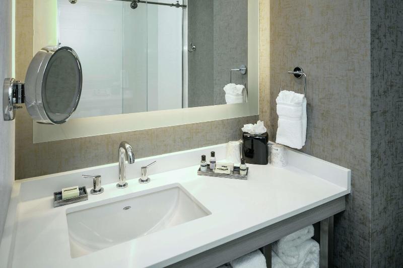 Hilton Garden Inn Seattle Bellevue Downtown image