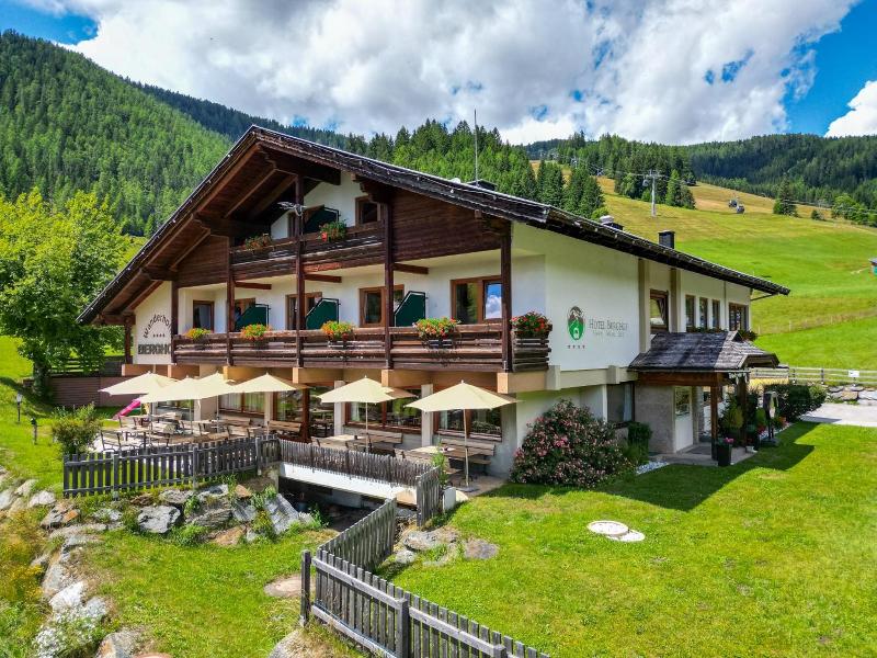 Schi- und Wanderhotel Berghof image