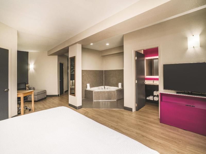 La Quinta Inn Suites Chattanooga Hamilton Place image