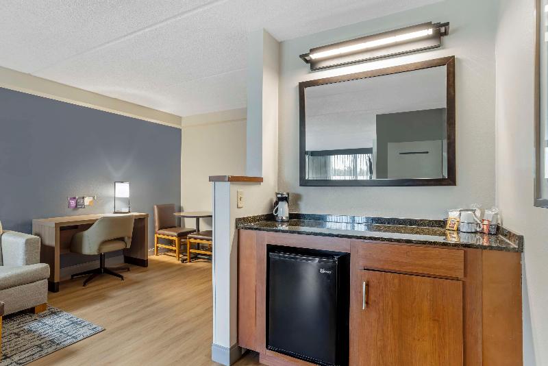 The IAH Houston Hotel image