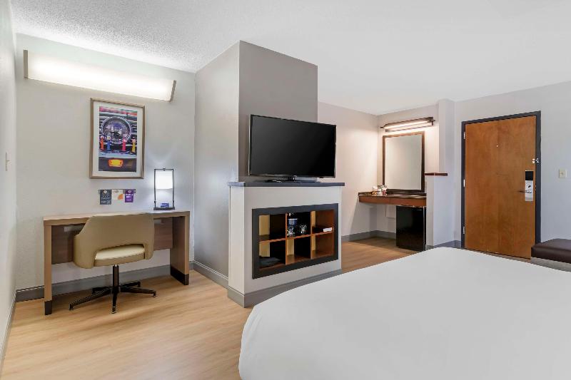 The IAH Houston Hotel image