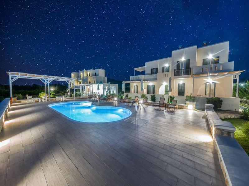 Iphimedeia Apartments & Suites