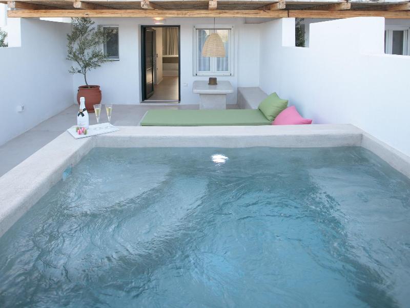 Iphimedeia Apartments & Suites