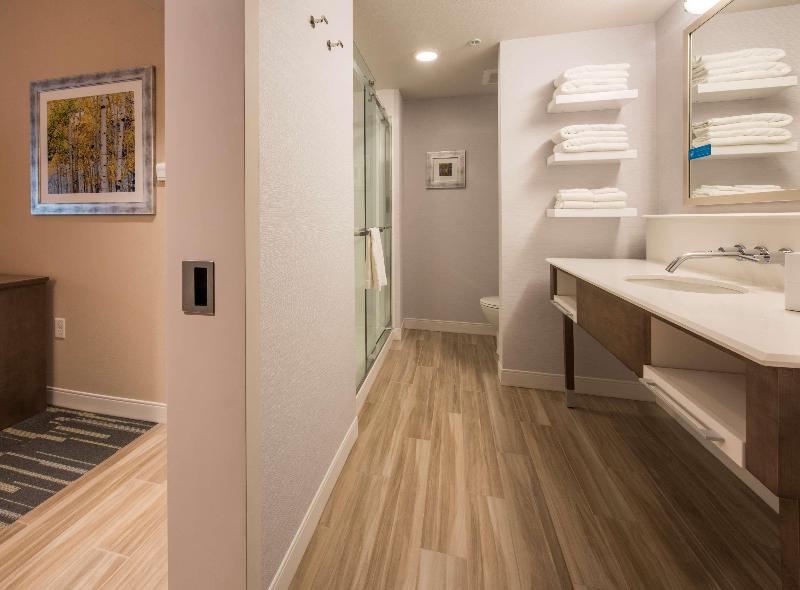Hampton Inn & Suites Seattle/Redmond image