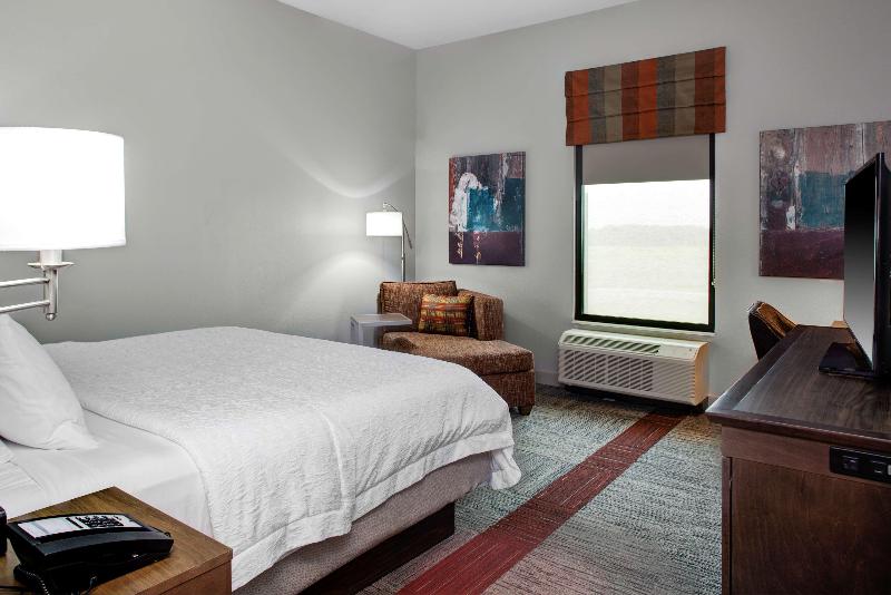 Hampton Inn & Suites Pittsburg Kansas Crossing image