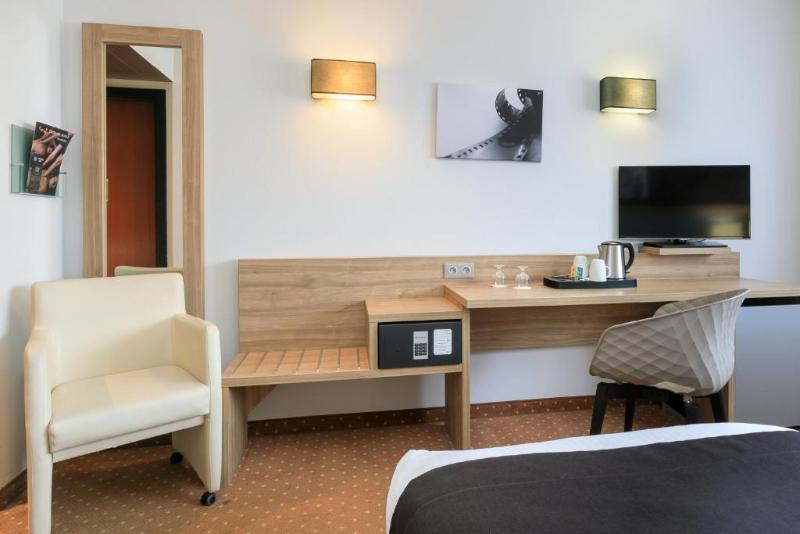 7Hotel & Spa image