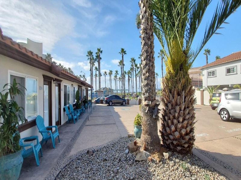 Sand Castle Inn And Suites image
