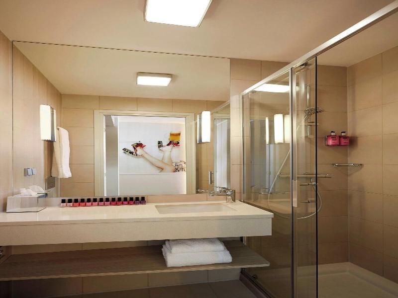Moxy Frankfurt Airport image