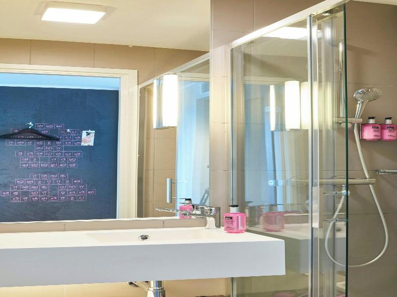 Moxy Frankfurt Airport image